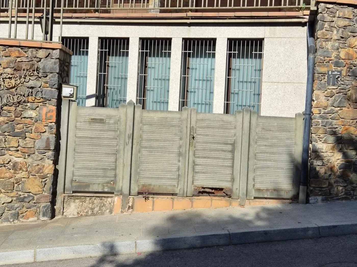Antes: Puerta de entrada nueva de lamas horizontales