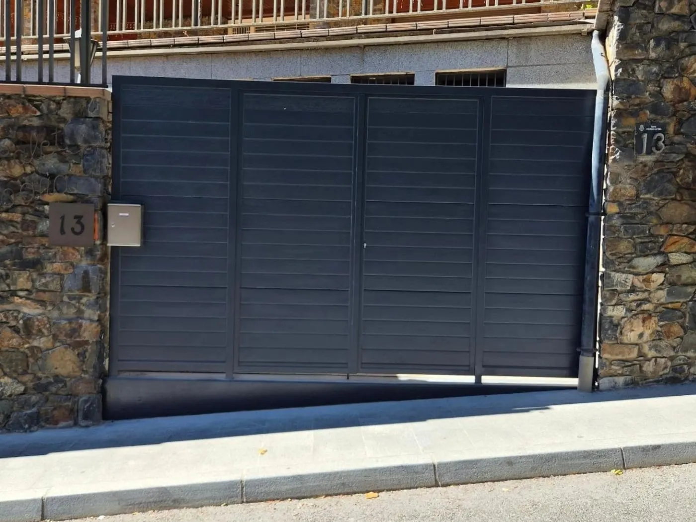 Después: Puerta de entrada nueva de lamas horizontales